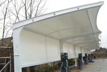 易游yy加内特:事发泉州高速路上忽然飞来一块篷布盖住小车挡风玻璃